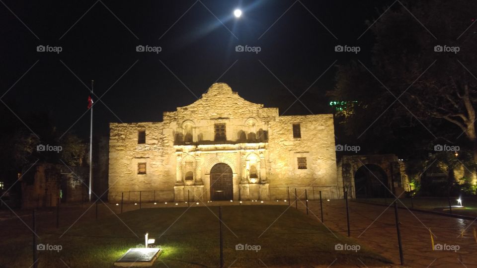 The moon over the Alamo