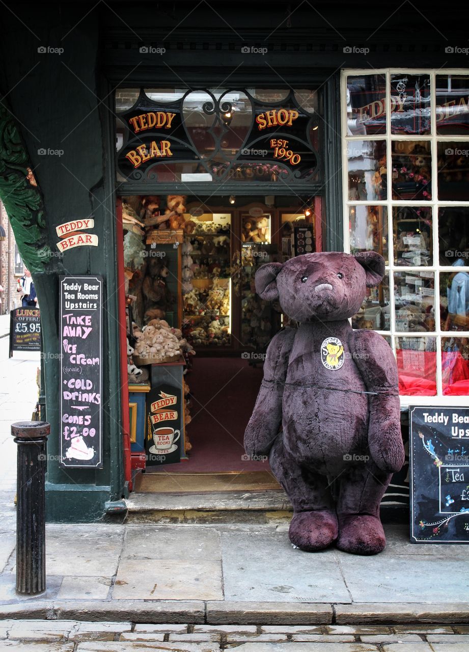 A giant teddy stood outside a teddy bear shop.