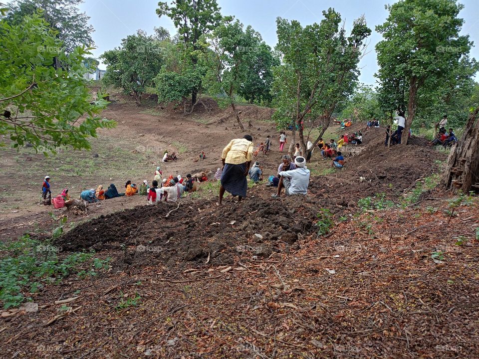 worker of new pond 
a pond is a very big  man women work is
indian worker village worker of new pond 
construction work