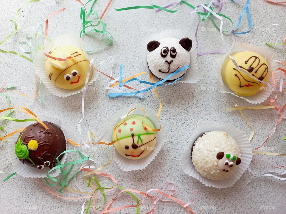 funny cupcakes in the shape of a circle.