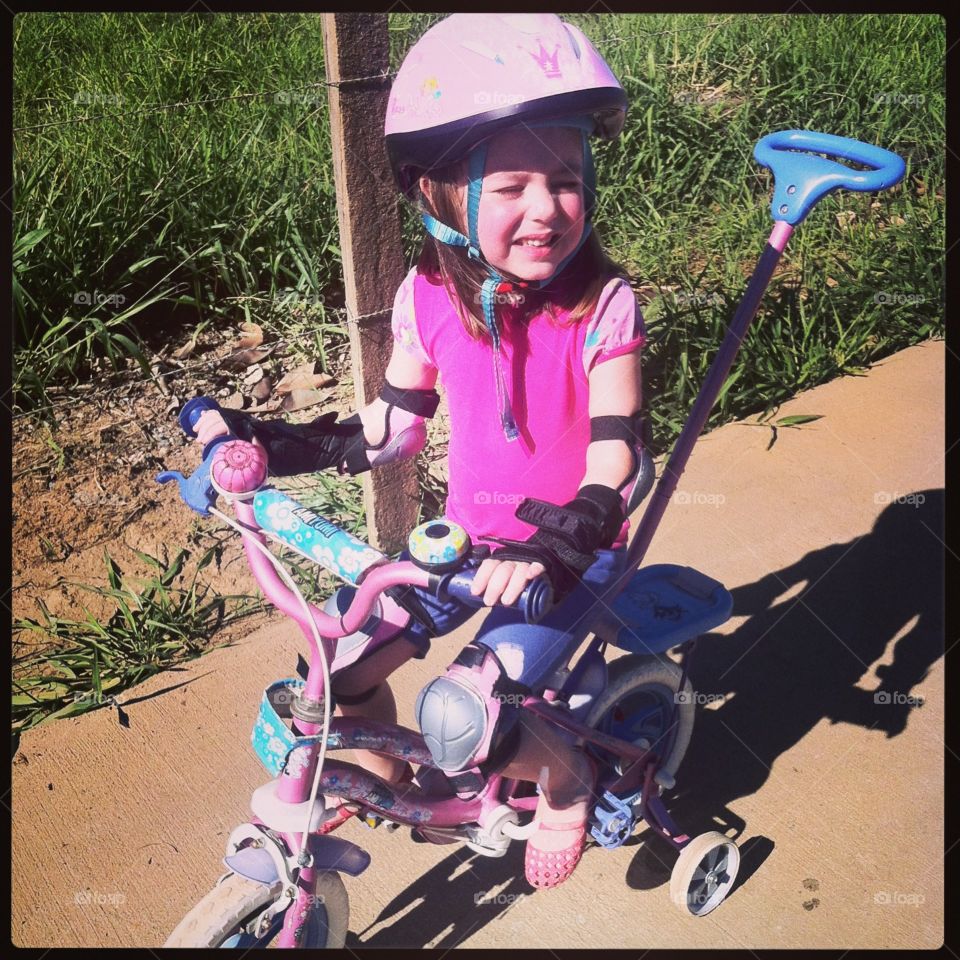 A primeira bicicleta a gente nunca esquece! Toda preparada para pedalar e não se machucar. 