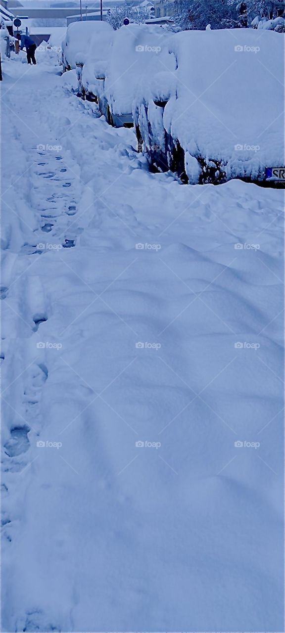 During the snowstorm in „Bavaria“ in early December 2023 everything was covered in a thick blanket of snow, the streets, the sidewalks, parked cars et cetera. Snow shoveling often couldn’t keep up with the amount of snow falling. Hypnotic Productions