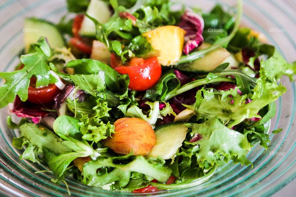 Green salad with nectarines and tomatoes