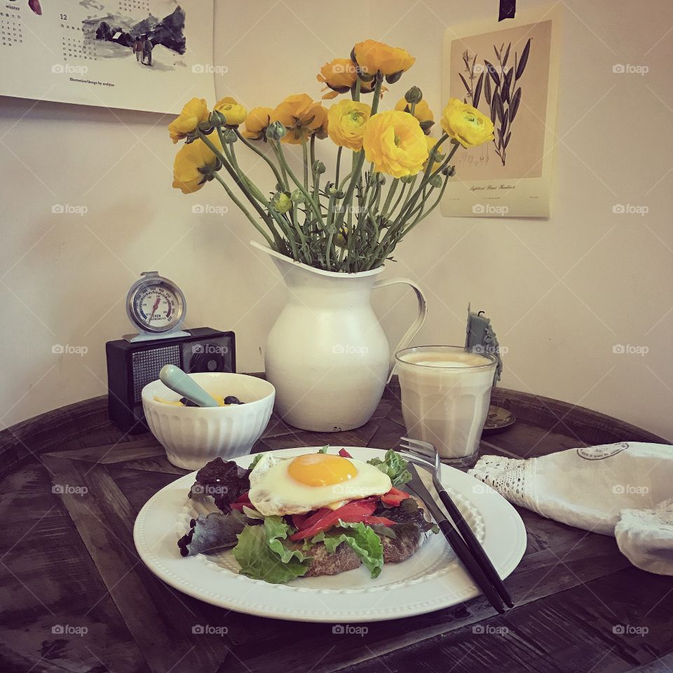 Table setting for breakfast 