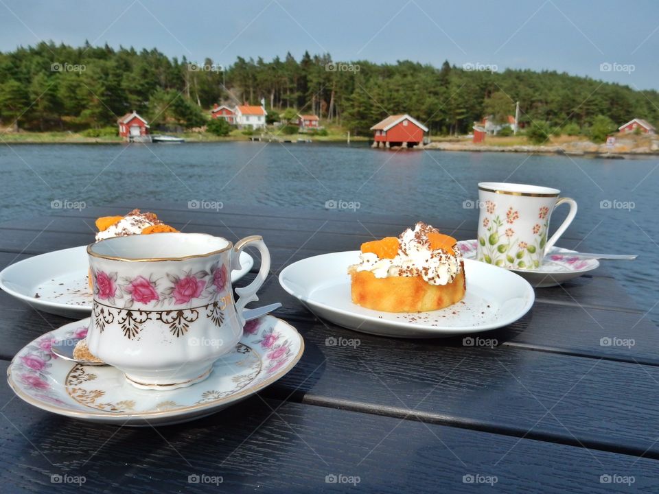 Rossöbakst med kaffe. Rossöbakst med kaffe på bryggan i Rossö