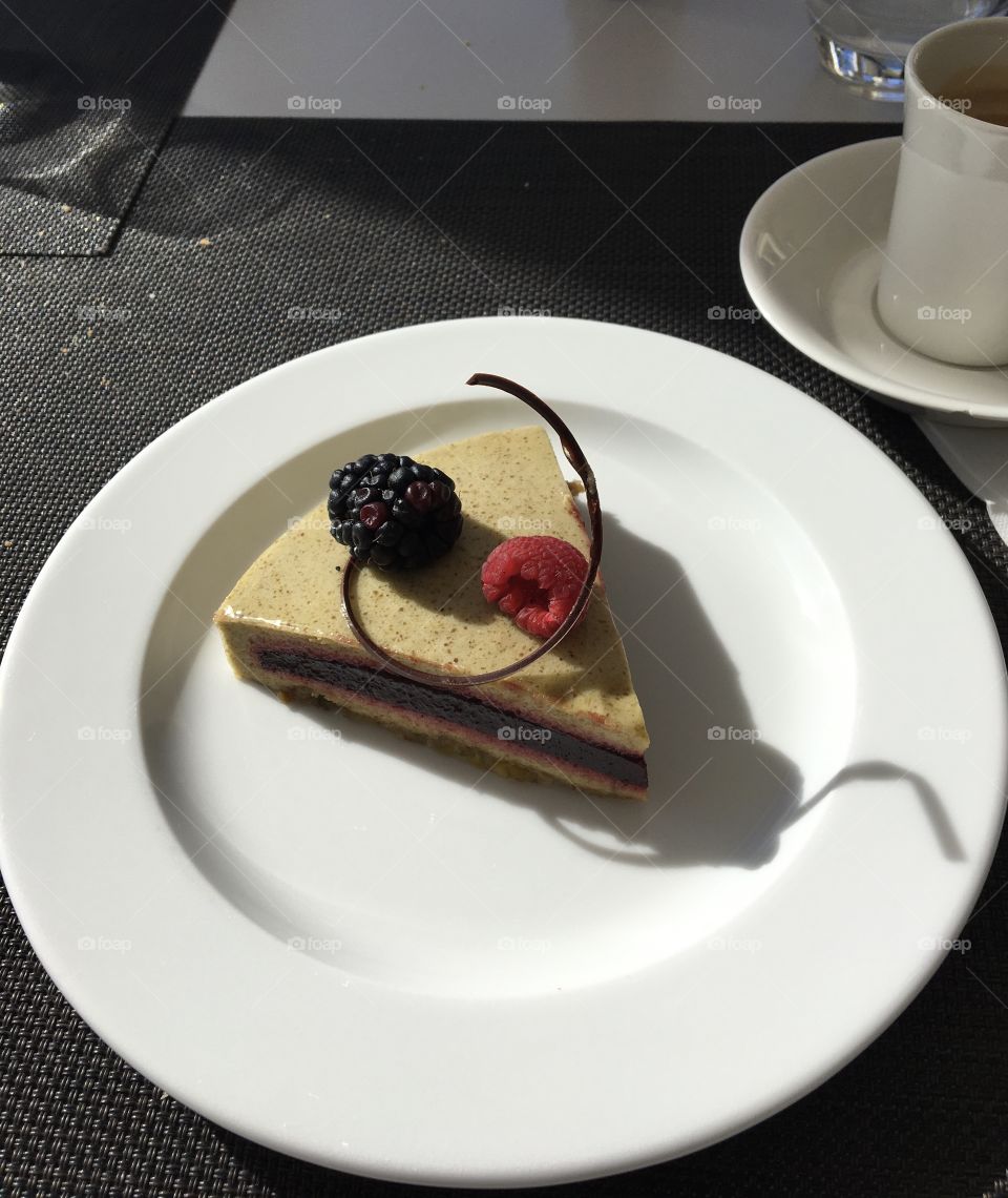 Blackberries & pistachio cake