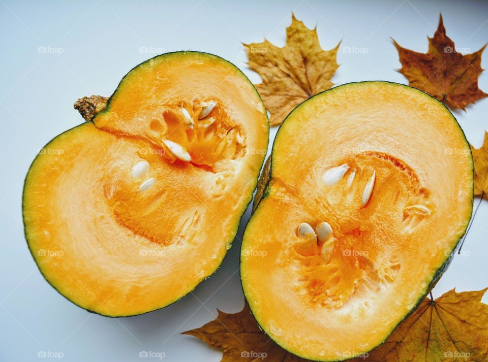 autumn time 🧡 pumpkin sliced with leaves beautiful texture top view background