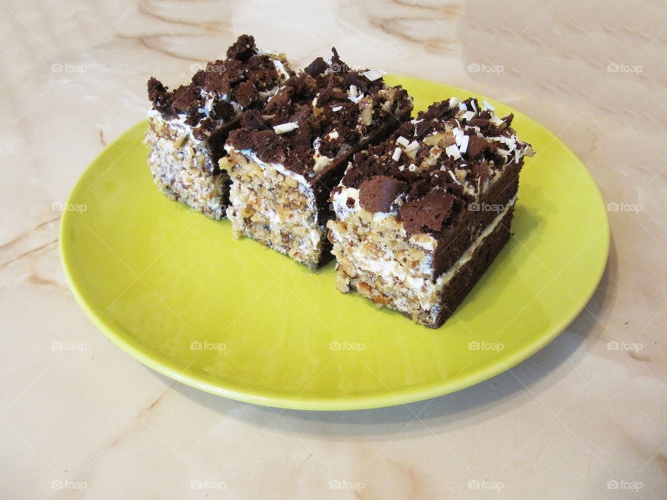 Popsicle chocolate cake with walnuts