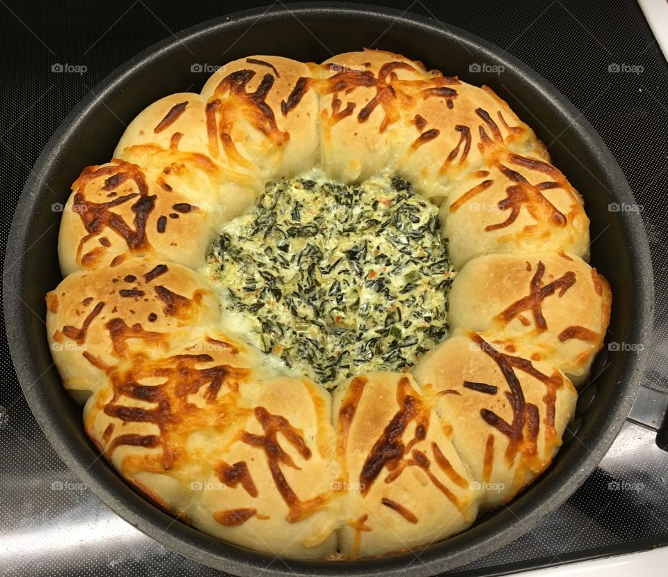 Spinach dip with dinner rolls