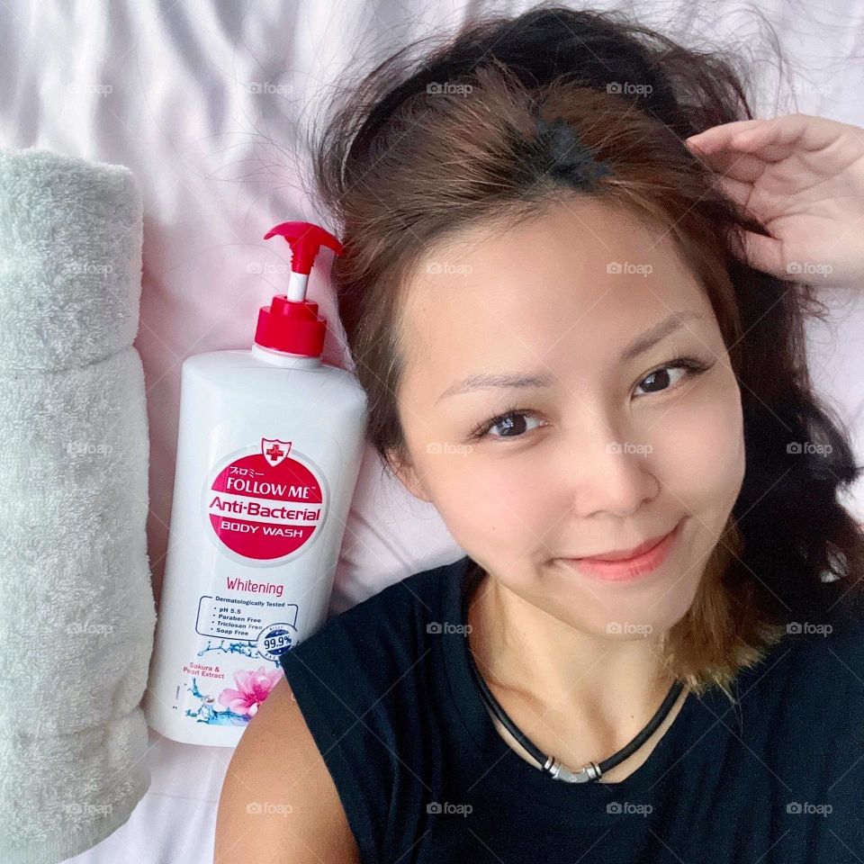 Whitening shower foam