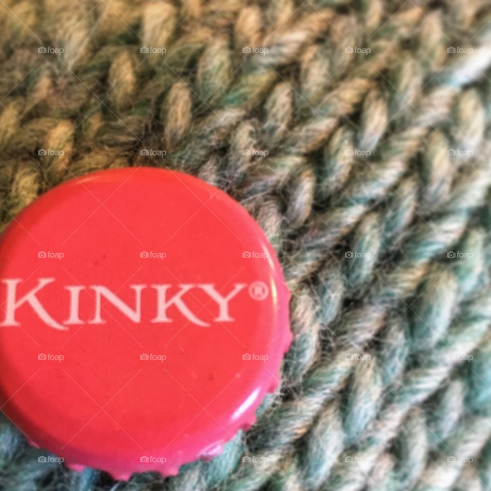 Kinky bottle cap 