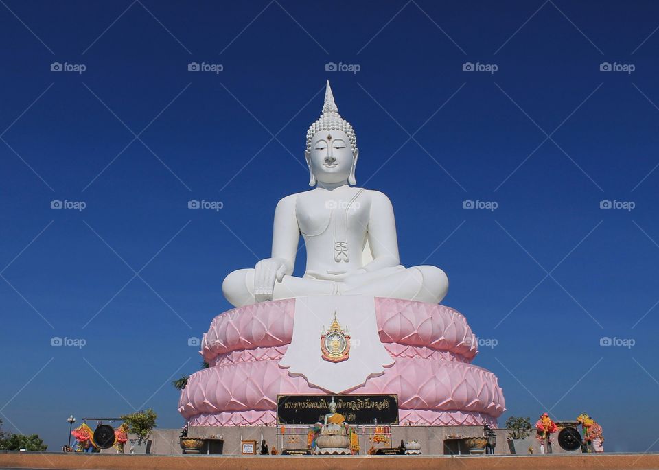 White Buddha statue.