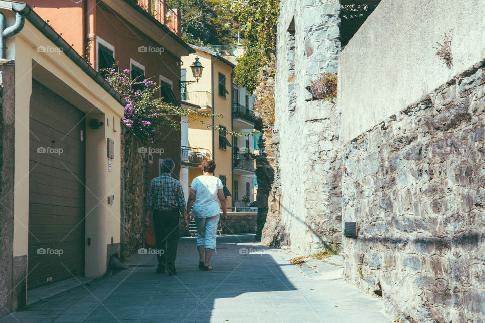 Older couple walking around Vernadz (Italy)