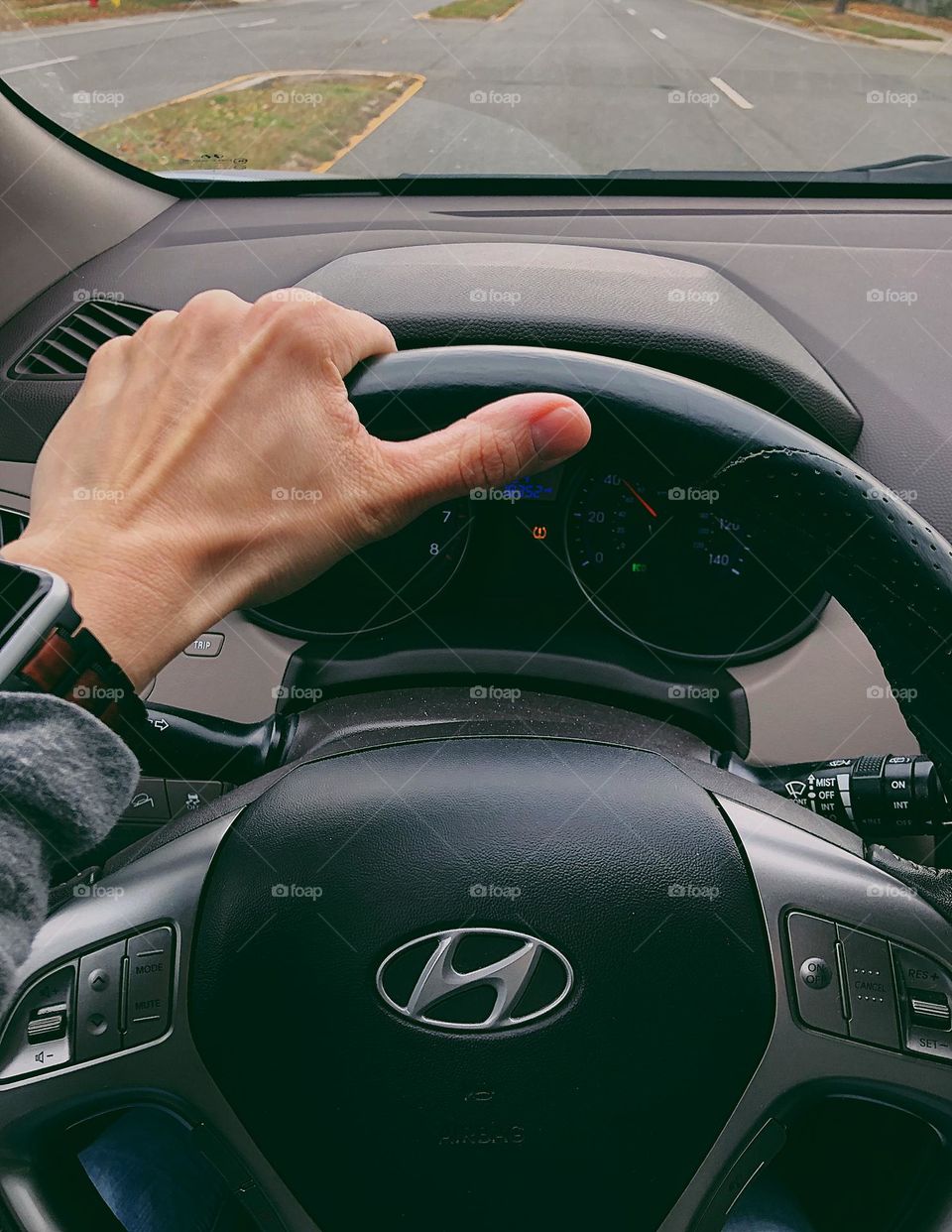 Driving to work, woman’s hand on steering wheel, driving on the road in New York, commuting in New York, commuting to work in a car