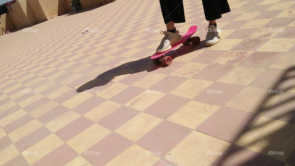 feet on skate board.