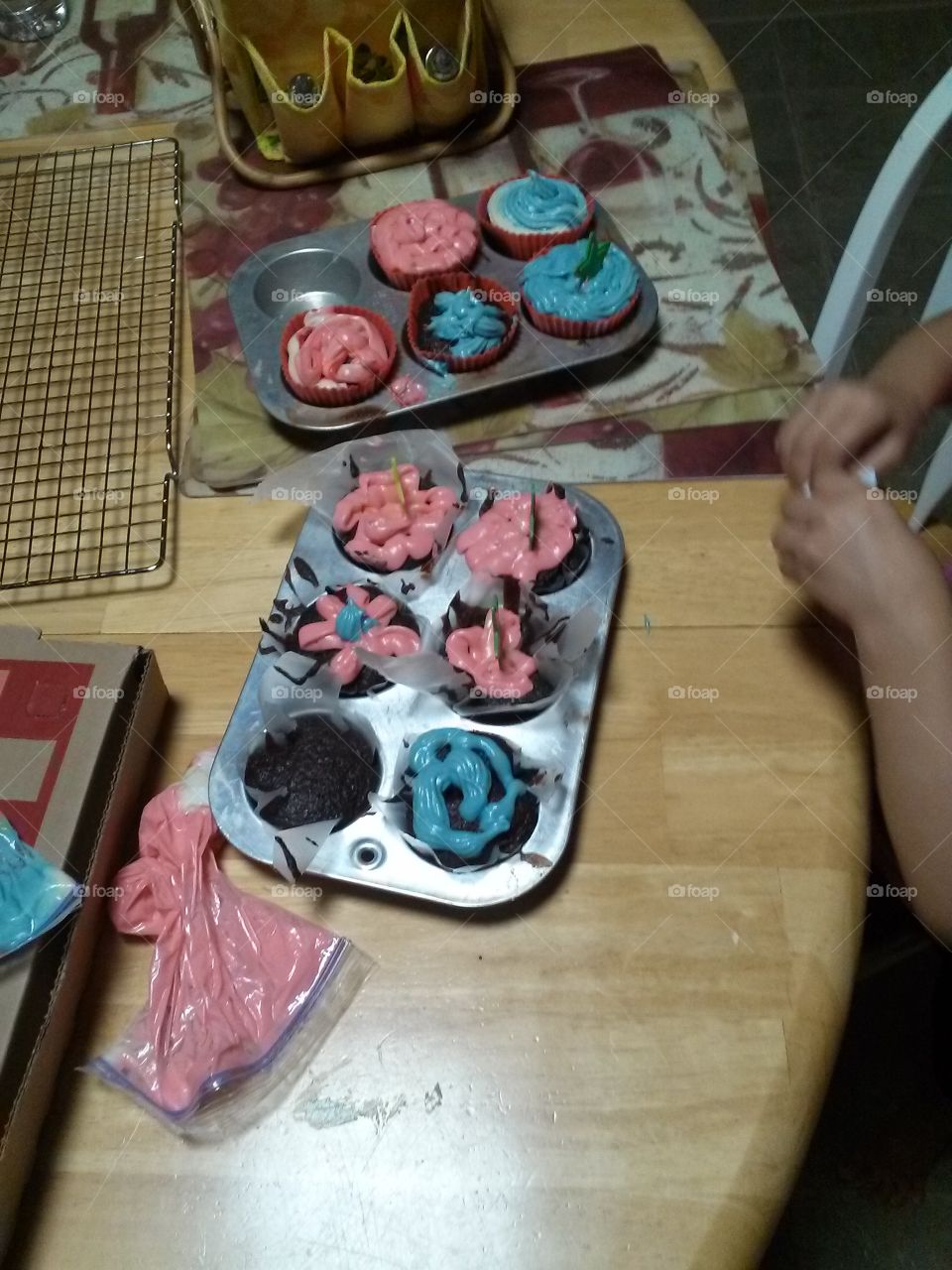 Decorating the cupcakes w my daughter