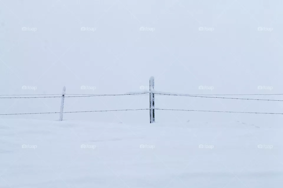 Zaun in Winterlandschaft