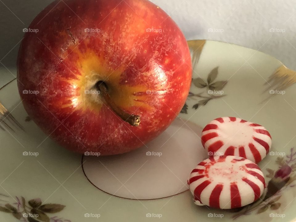 Red colors in peppermints and Apple