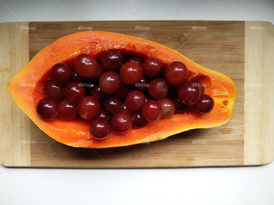 No plate! eco snack! papaya bowl with grapes