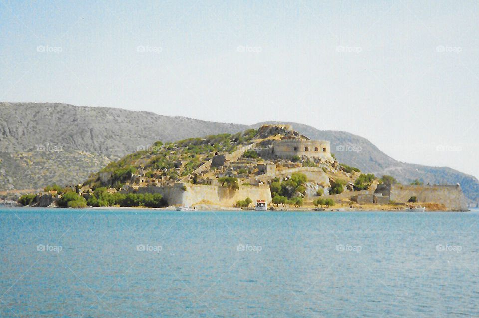 Ancient Spinalonga,Crete. An 8ha island with a rich history. It’s location made it ideal for protecting the harbour during Minoan, Arab, Venetian,Turk occupations. In Crete’s hands it became a leper colony, an archaeo site & now a major tourist site🇮🇱