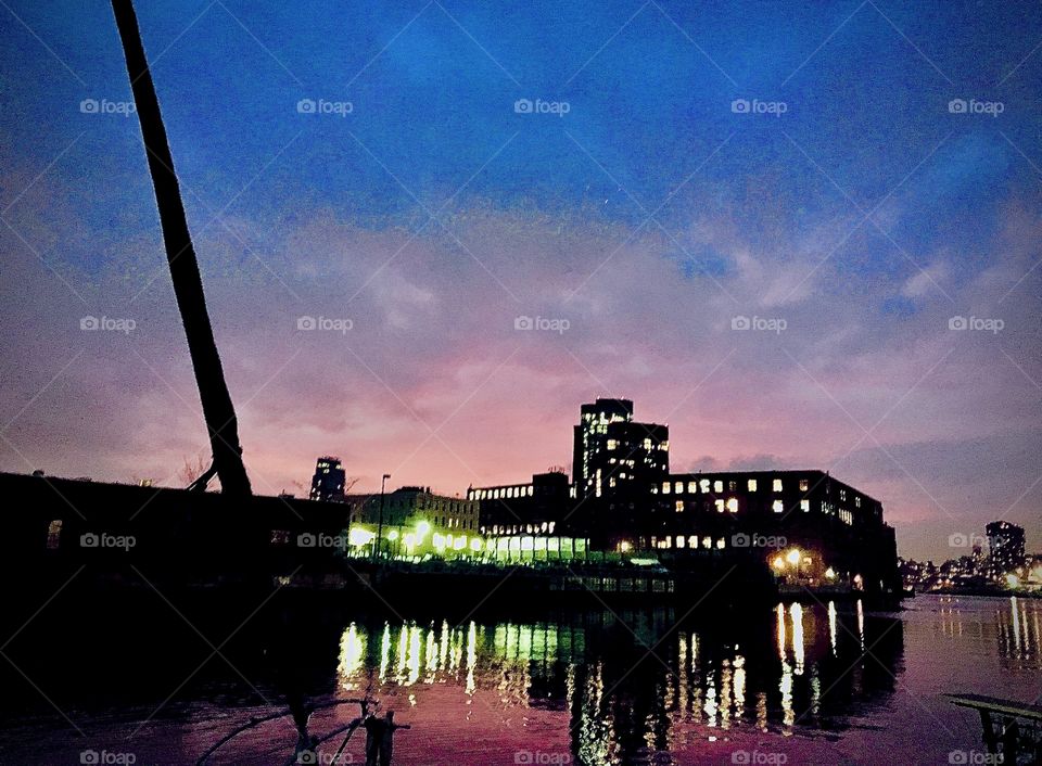 Newtown Creek and the waters of the East River in the evening hours just before nightfall. The pinks, purples and various shades of dark blue of the sky are reflecting in the water beneath. A truly beautiful impression. Photo from 2019. Hypnotic Pr.