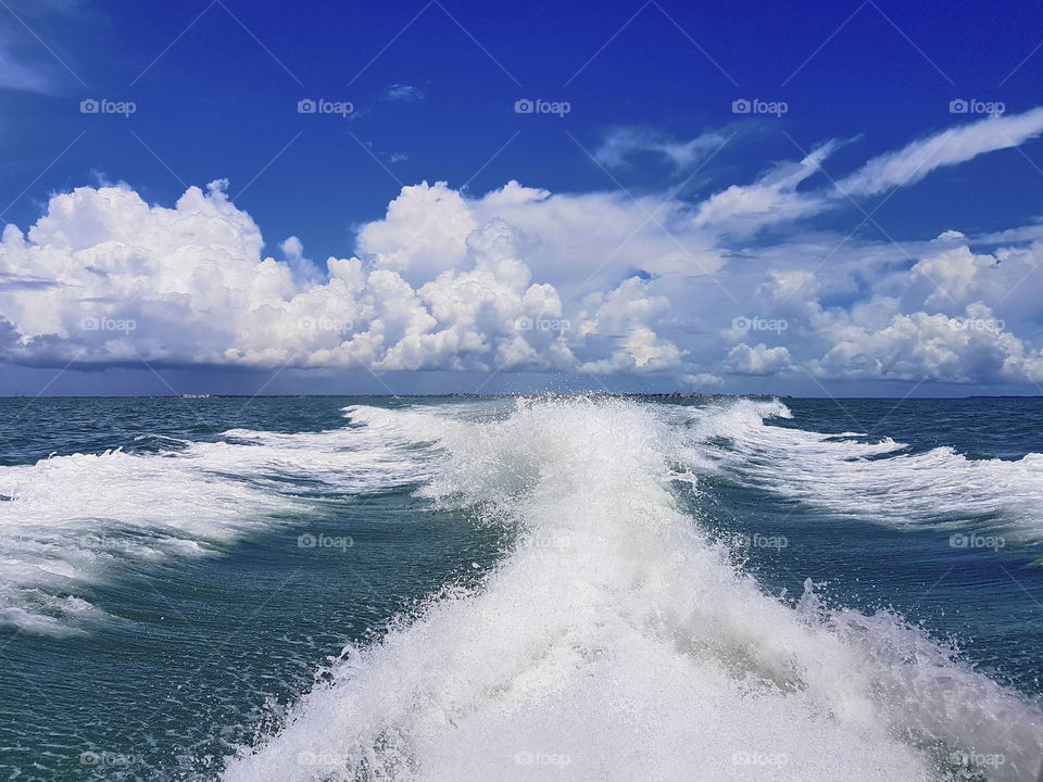 Paisaje de mar y cielo sacado desde un barco donde apreciamos el oleaje creado a su paso