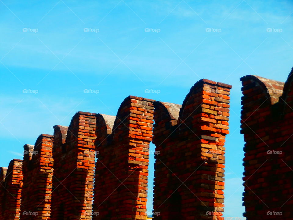Sky and Castle.  Questo scatto è delle guglie di un castello che si staglia su un cielo blu senza nuvole. Scattata in Italia, a Verona.