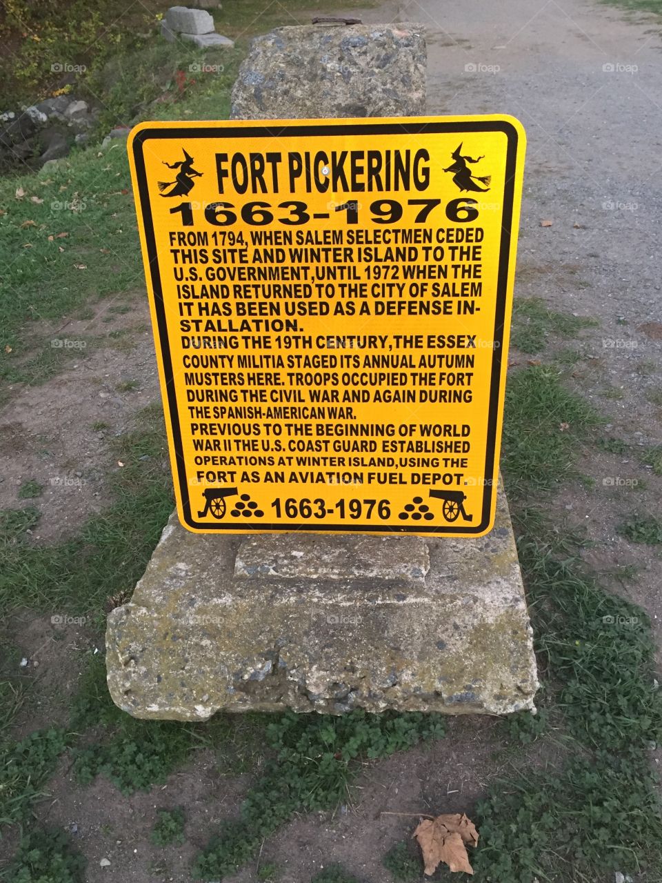 Fort Pickering yellow sign