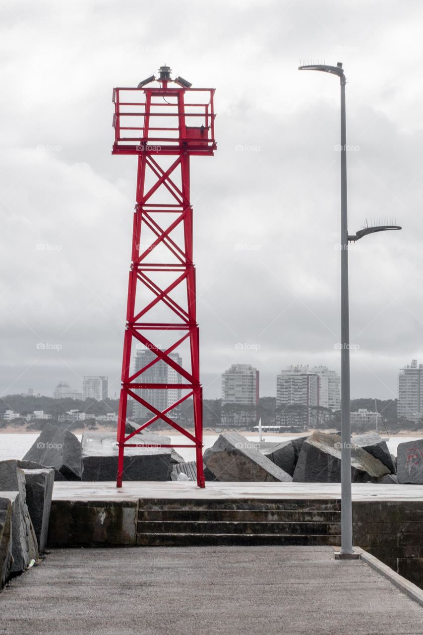 Cielo Gris, contraste antena roja.