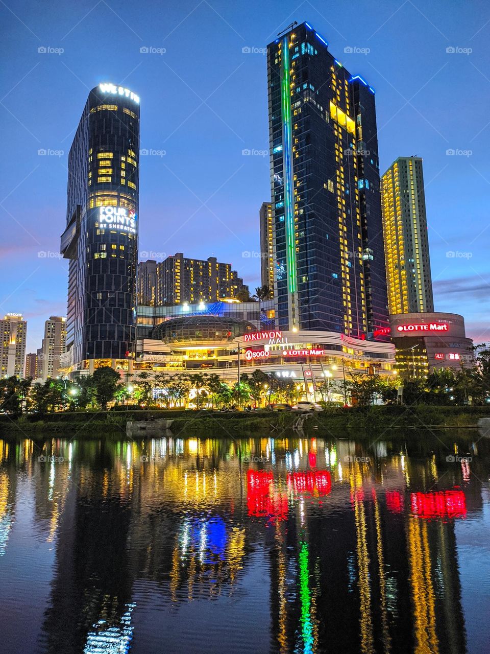 The beauty of the building lights with the reflection of clear water
