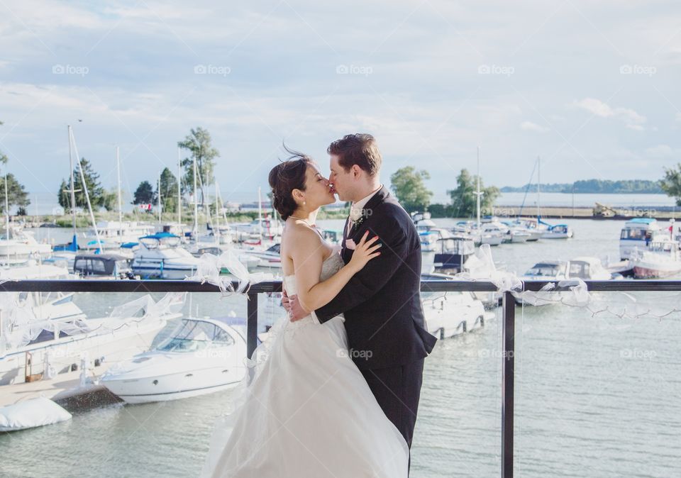 A couple kissing with an amazing scenery