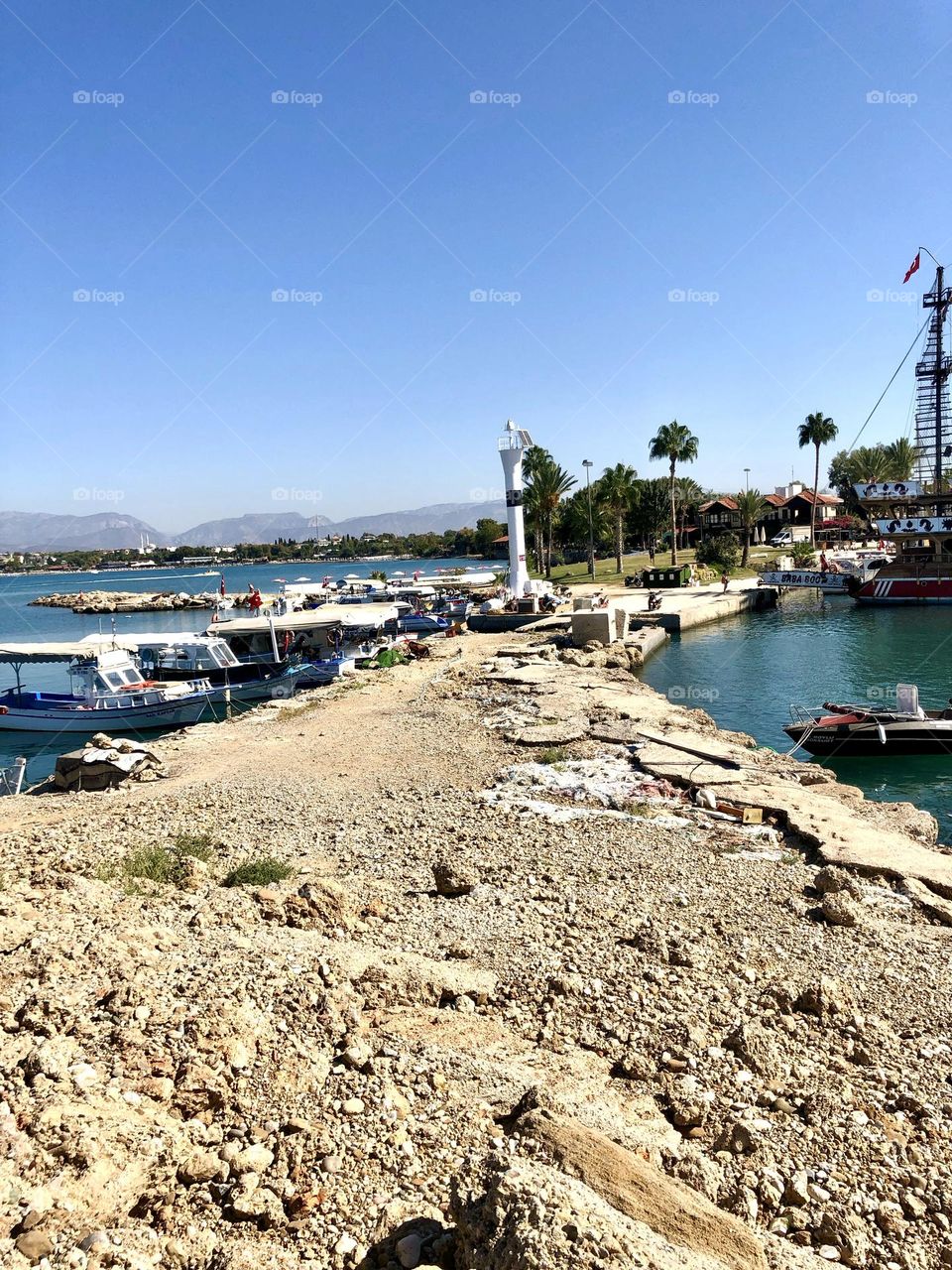 Завораживающий пейзаж моря, песка и рыбацких лодок приглашает вас в мир спокойствия и приключений. Захватите этот момент красоты и аутентичности , чтобы оживить любое пространство вашего дома или офиса 