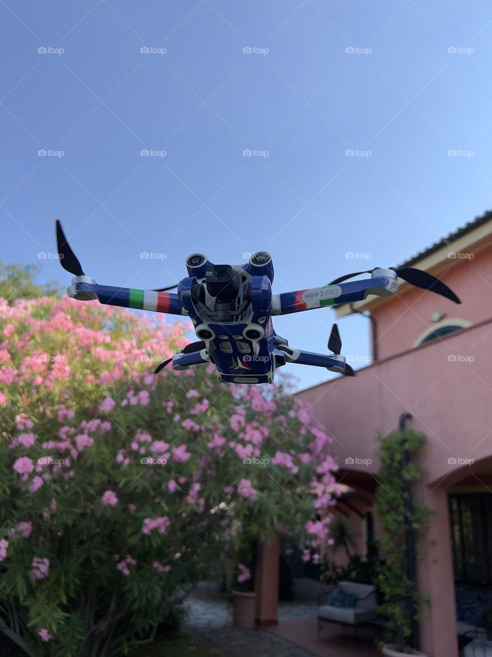 Drone DJI Mini 3 Pro in volo frontale