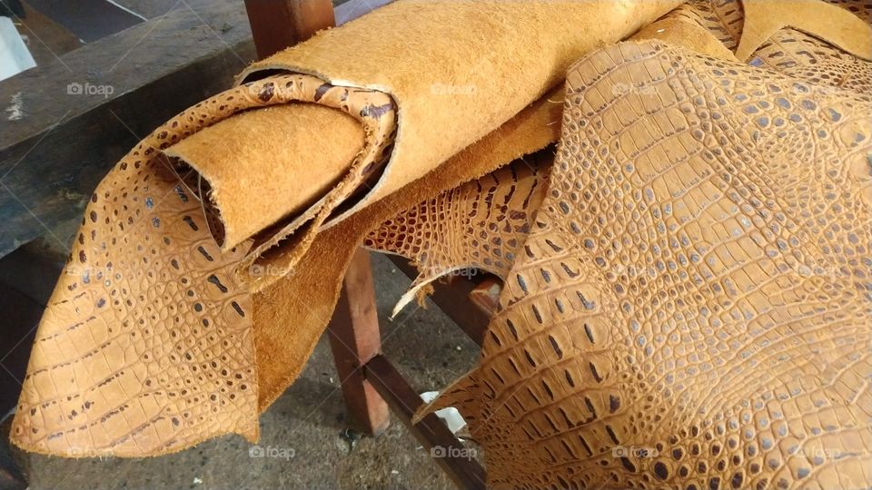 Couro legítimo de bovino, imitação de couro de jacaré. Exótico, muito bom, bonito.