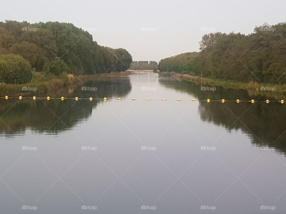 (BINNENSPUIKANAAL) At Oostvoorne there is the Binnenspuikanal between the Brielse Meer and the Hartel canal running parallel to it.