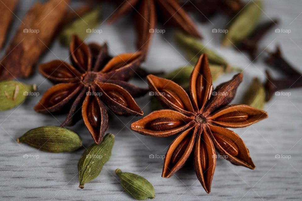 Anis stars and cardamom pods