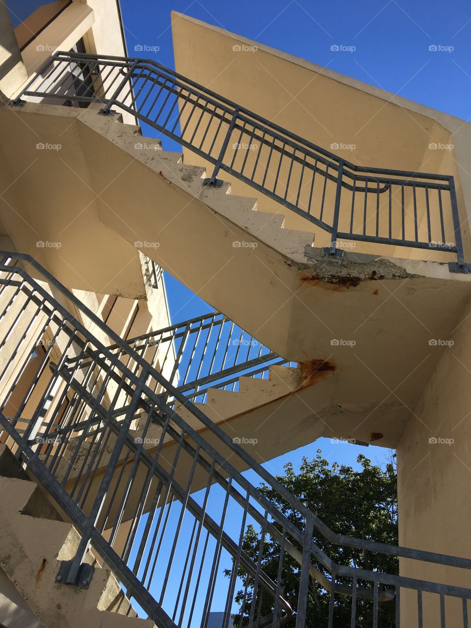 Multi level stairway outside of building. To be used as emergency up or down use.🚨