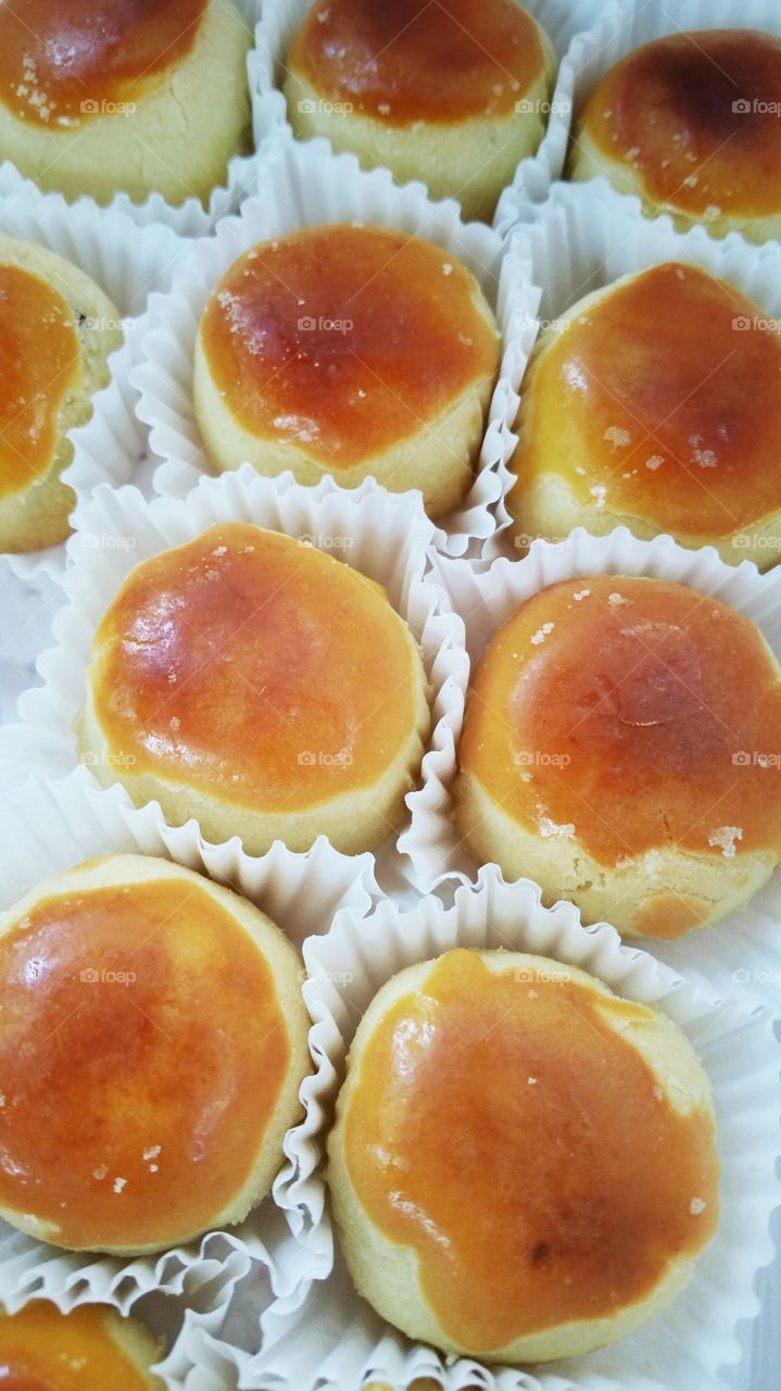 Bite-size cakes with fluffy pastry. Each serve individually compartmentalized by small paper cups.