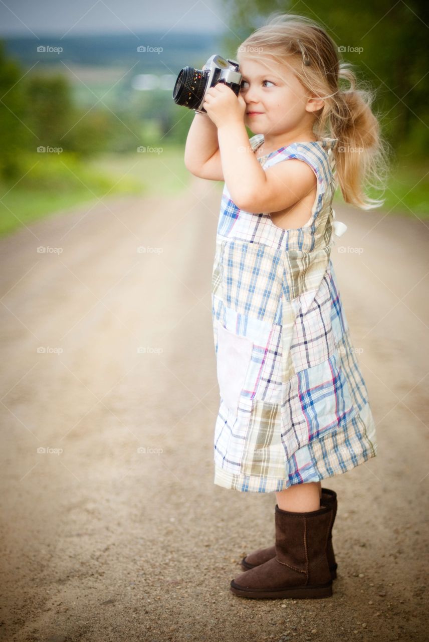 a little girl take a photo