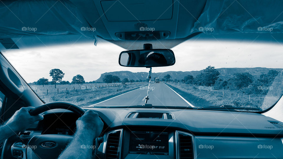 Cabine de caminhonete em viagem.