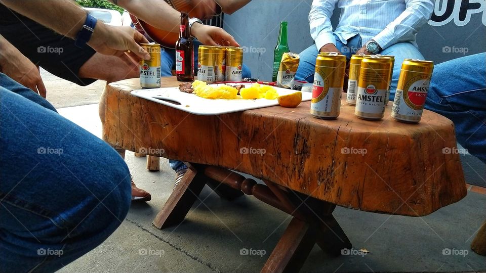 Garrafas, long necks e latinhas. Cerveja Heineken, Amstel e Budweiser. confraternização, amigos. Churrasco.