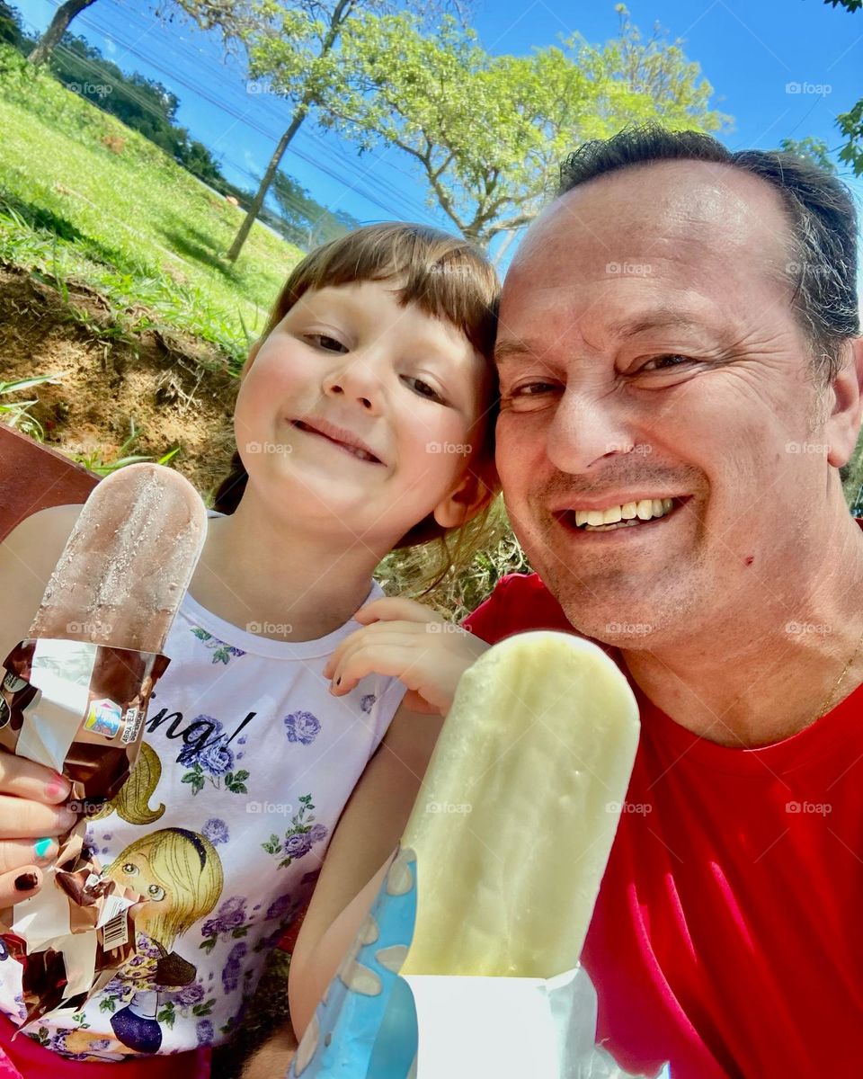 Tomar um #picolé na praça?
É comigo mesmo! E com minha Teteinha…
🍦 
#PaiDeMeninas #Amor #Carinho 