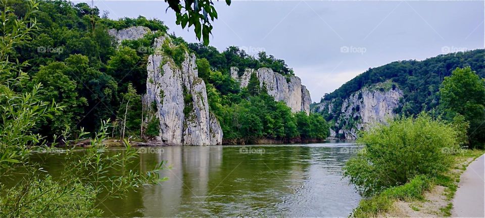 Coming from “Kelheim” the river “Danube” is about to take two narrow turns as it approaches the “Weltenburg Abbey” in “Bavaria”, Germany at the “Donaudurchbruch” or the “Danube Gorge”. 2024. Hypnotic Productions