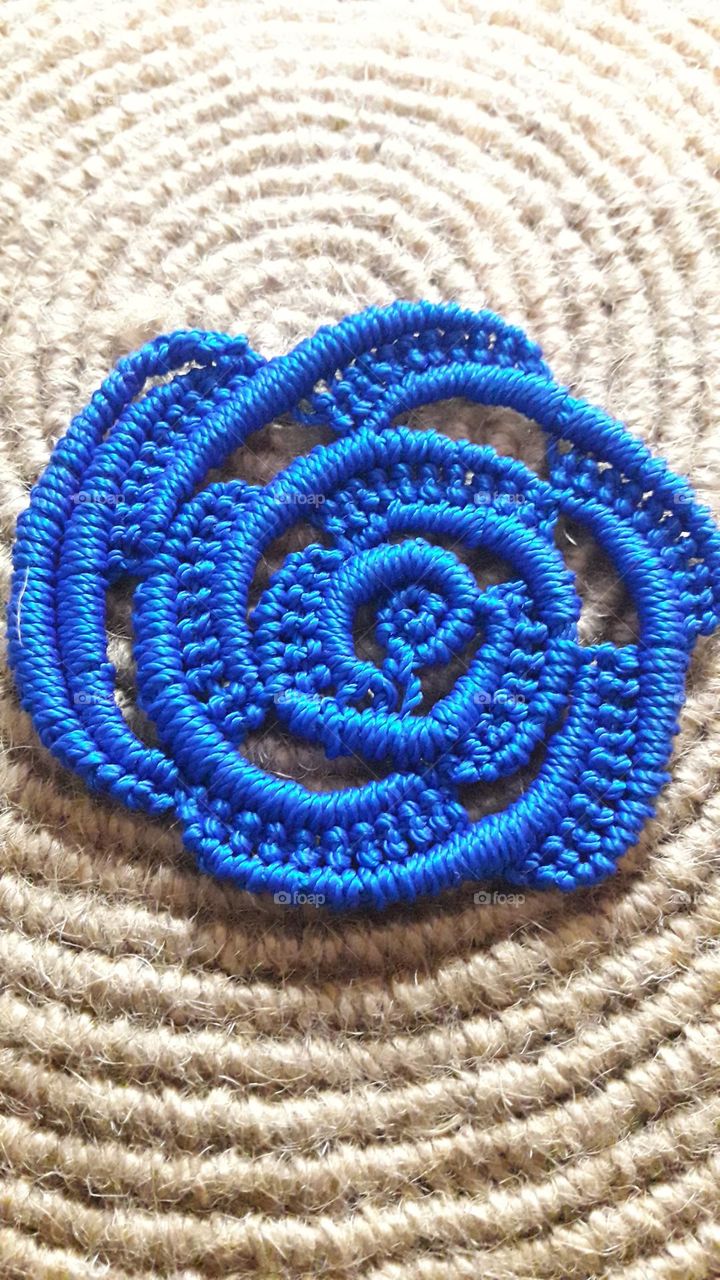 Are there blue roses? There is a blue macrame flower, we weave threads into flowers with our own hands