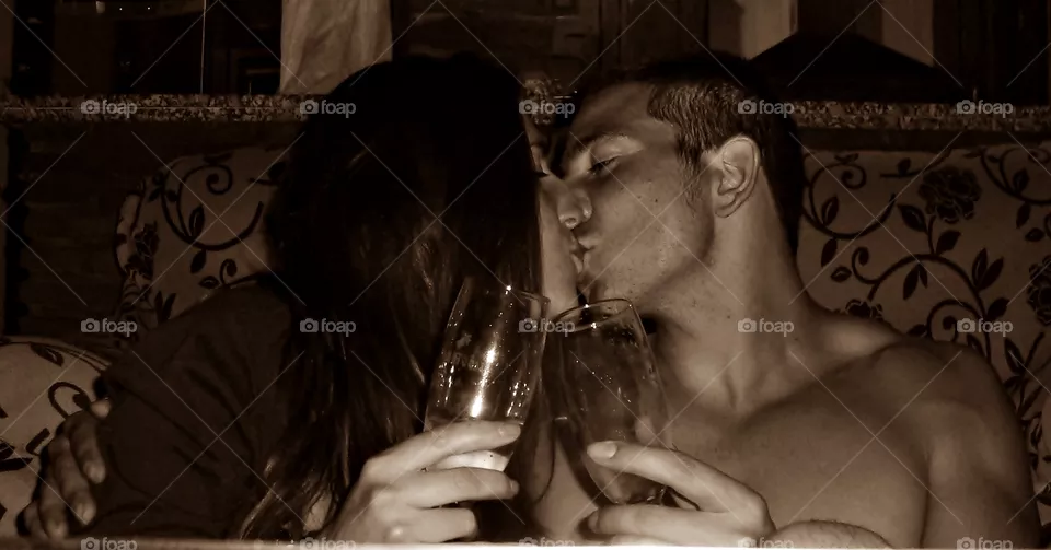 foto beso con brindis