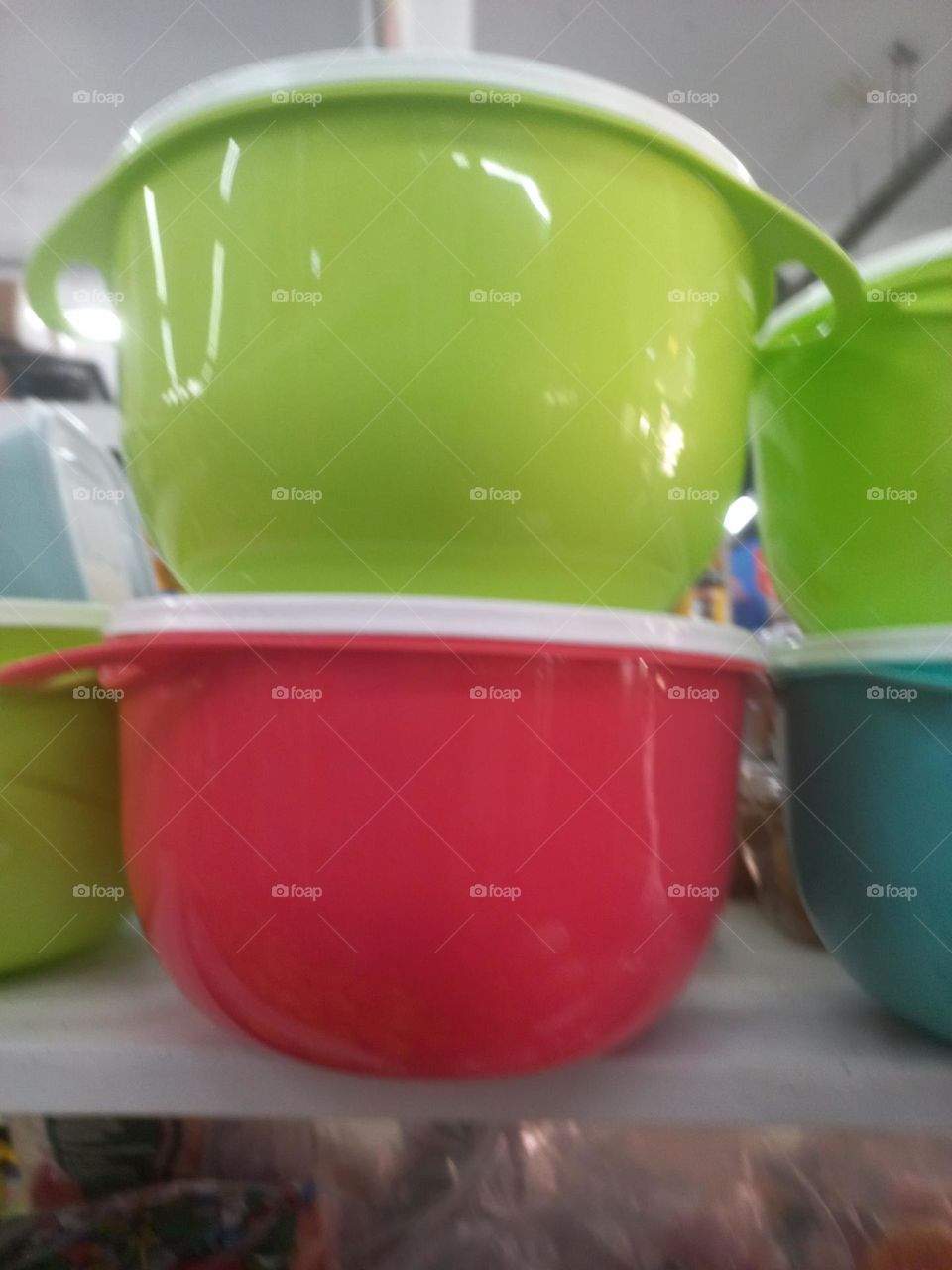 Os potes herméticos, são recipientes, que possuem  um sistema  de  vedação  da tampa, impedindo a entrada e a saída de ar. Garantem que os alimentos, fiquem íntegros por mais tempo, mantendo a textura e o sabor