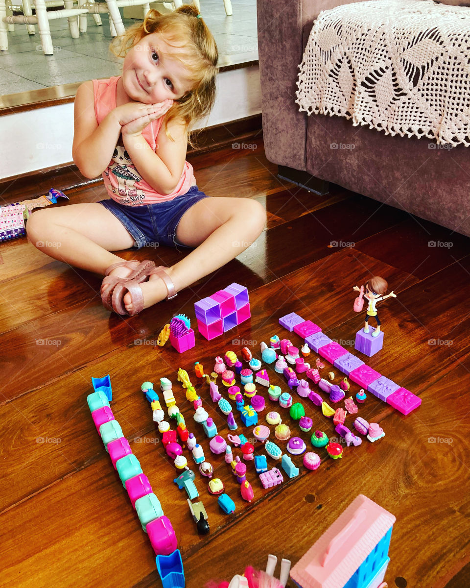 Brincar em casa sempre é muito bom. Ainda mais com esse sorriso carinho da filha (e seus inúmeros Shopinks).