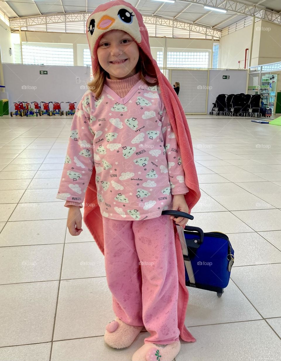 Na Gincana Junina Solidária da escola da minha filha, hoje o dia foi de levar água potável para os carentes e se vestir de pijama.
Alguém adorou o novo modelito… seu sorriso fiz tudo!