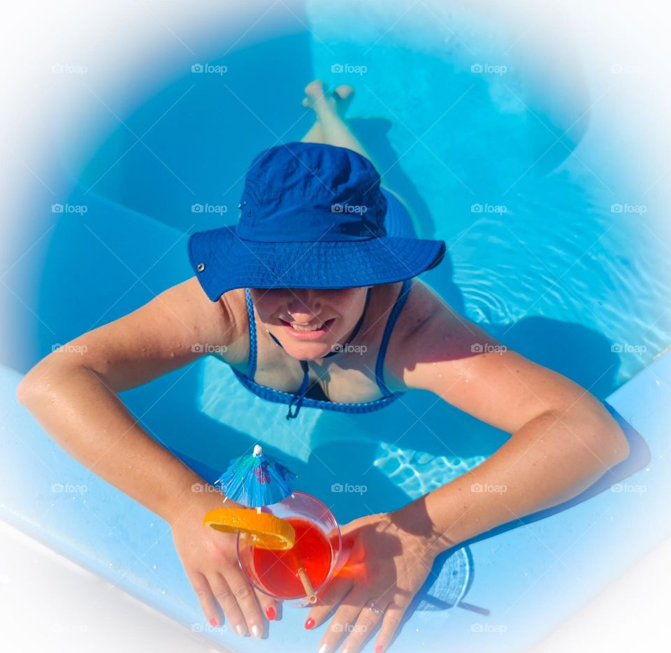 Summer vibes with a cocktail in the pool