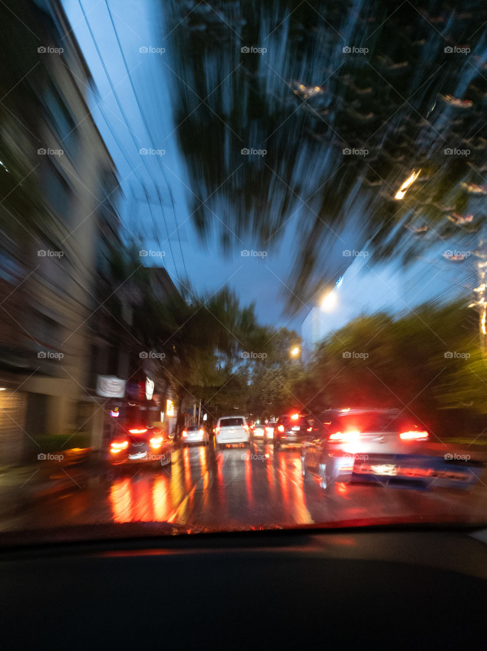Ciudad en movimiento / foto en movimiento de una calle con autos en la noche